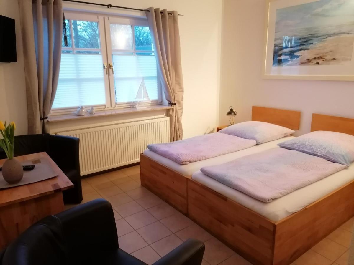 Boddenhus Auf Ruegen - Ferienwohnungen Und Pension Rappin Exterior foto