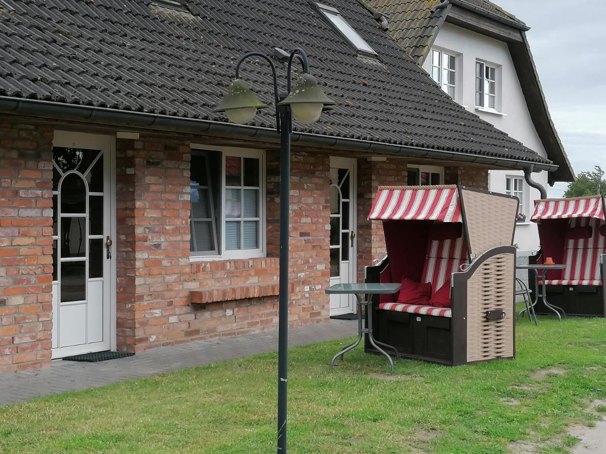 Boddenhus Auf Ruegen - Ferienwohnungen Und Pension Rappin Exterior foto